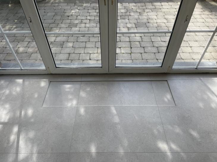 Keramische tegels leggen